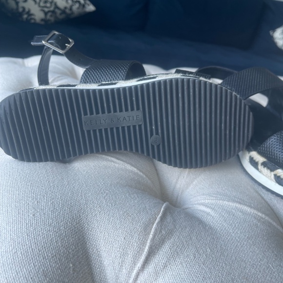 Kelly & Katie amazing comfortable black and white sandals sz 7 US - Picture 5 of 6